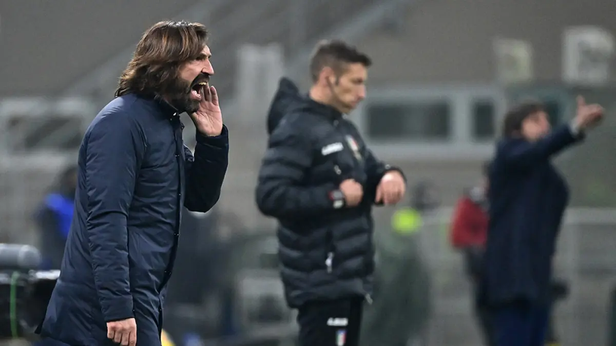 Andrea Pirlo memberikan instruksi kepada pemain saat menjadi pelatih Juventus, beberapa waktu lalu. (MIGUEL MEDINA/AFP)