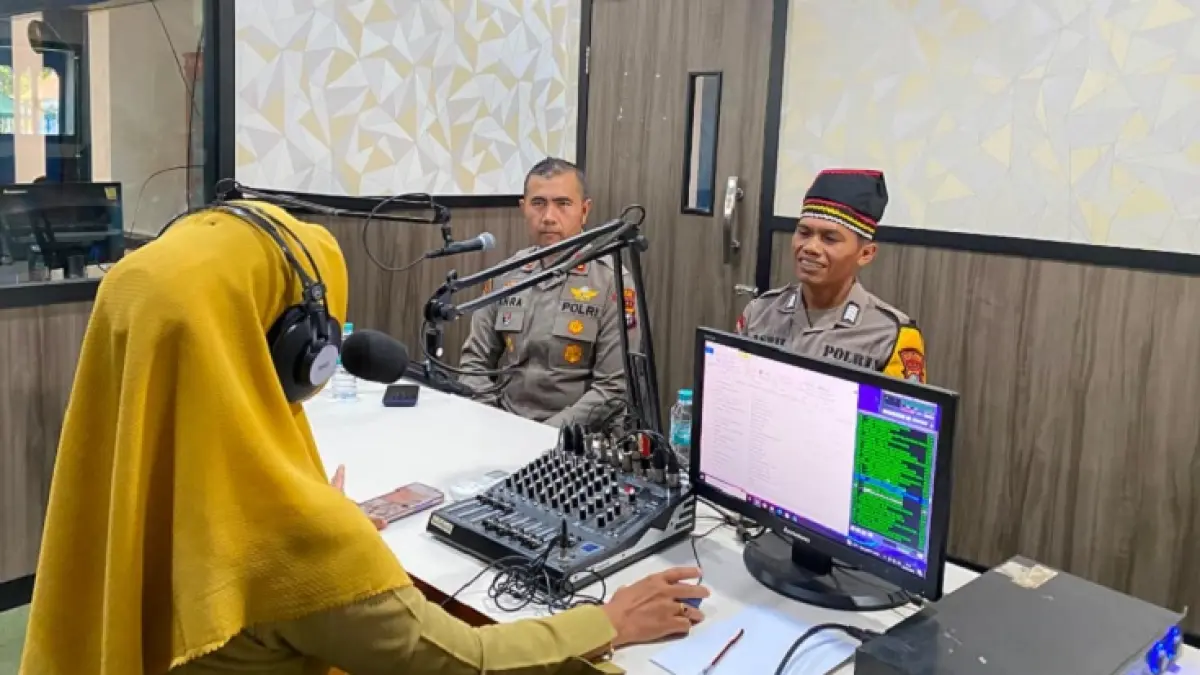 Bripka Asril Timbo Ruang Jalur Endang Rumus bersama Kapolsek Kuantan Mudik AKP Anra Nosa saat dialog spesial soal pacu jalur di LPPL Kuansing, Selasa (28/7/2026). (Dinas Kominfoss Kuansing)