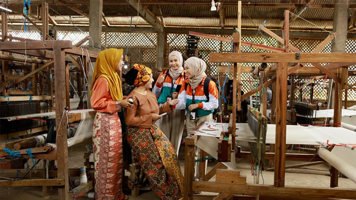 Community Officer BTPN Syariah yang sedang mendampingi usaha nasabah. (Istimewa)
