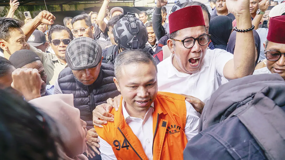 DISAMBUT PENDUKUNG: Gubernur Riau nonaktif Abdul Wahid disambut massa pendukung saat tiba di Pengadilan Negeri Pekanbaru untuk menghadiri sidang penyampaian duplik, Selasa (28/7/2026).  (MHD AKWAN/RIAU POS)
