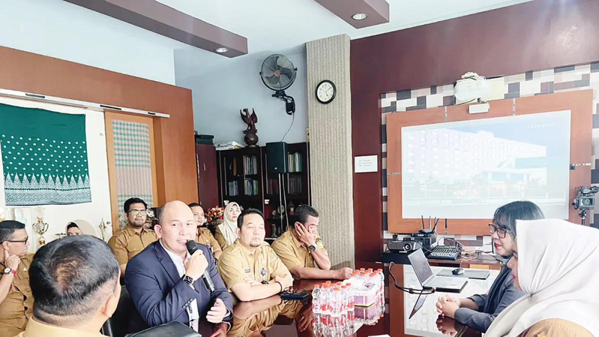 Jajaran manajemen Aryaduta Pekanbaru yang dipimpin oleh General Manager, Rivelino (berjas) melakukan kunjungan silaturahmi sekaligus audiensi ke Dinas Pariwisata Provinsi Riau, belum lama ini.