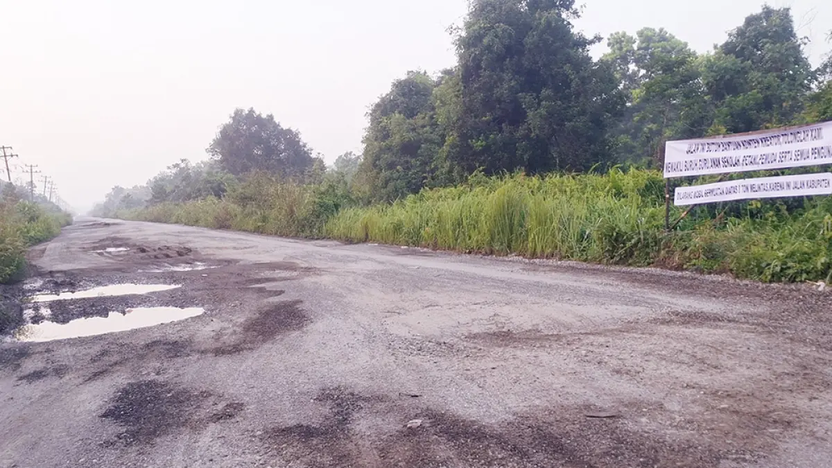 JALAN RUSAK: Kondisi Jalan&nbsp;KITB-Sungai Rawa, Kabupaten Siak yang rusak dan sedang diupayakan percepatan perbaikannya oleh Pemkab Siak, Selasa (28/7/2026). (Monang lubis/riau pos)