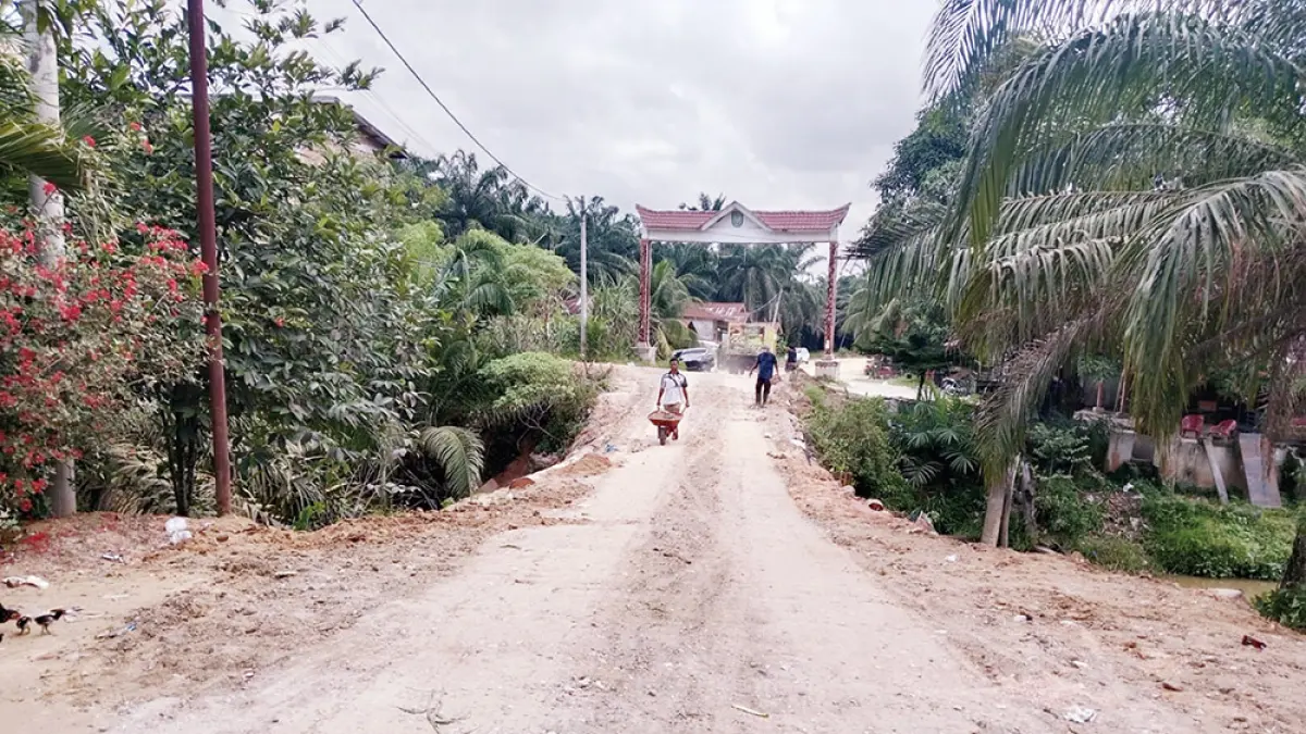 JEMBATAN: Kerusakan jembatan Kayu Cindur Desa Mahato, Kecamatan Tambusai Utara usai dilakukan perbaikan sementara oleh Dinas PUPR Rohul, Ahad (26/7/2026). (Dinas PUPR Rohul untuk Riau Pos)