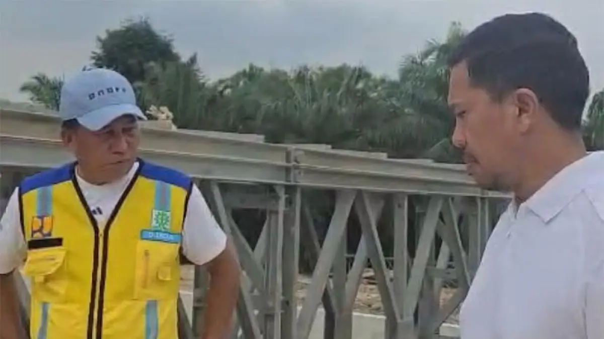 Kepala BWS Sumatera III Daniel saat meninjau jembatan bailey di Jalan Nelayan Pekanbaru. Ft Humas BWS Sumatera III