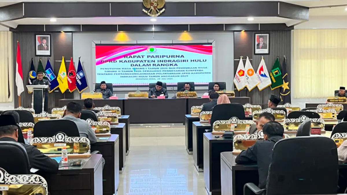 Ketua DPRD Inhu, Sabtu Pradansyah Sinurat didampingi unsur pimpinan dewan dan Wabup Inhu, Ir H Hendrizal MSI saat memimpin rapat paripurna, Rabu (29/7/2026). (Kasmedi/Riaupos.co)