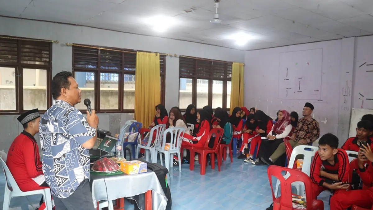 Para siswa MTs Mu`allimin Muhammadiyah Selatpanjang mendengarkan pemaparan yang disampaikan oleh pemateri Workshop,belum lama ini.(PT PLN (PERSERO)UNTUK RIAUPOS)