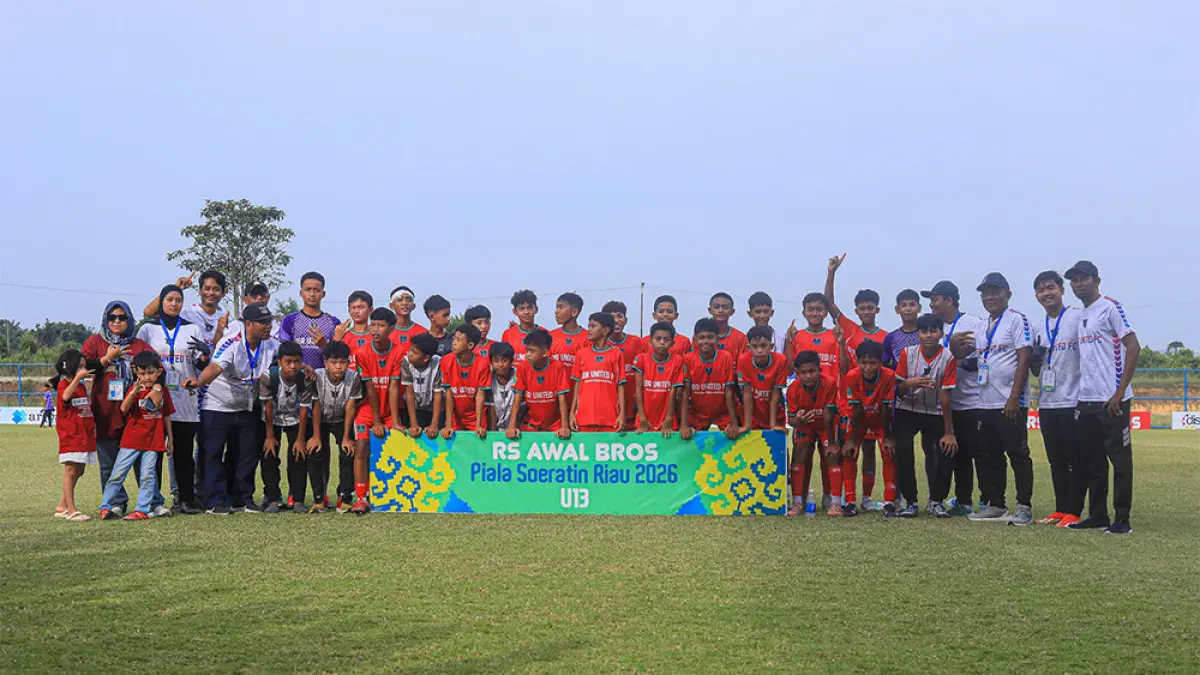 Pemain&nbsp;EBR United foto bersama usai menjuarai Piala Soeratin Zona Riau U-13  di Stadion Hangtuah Sport Center Tenayan Raya, Pekanbaru, Ahad (26/7/2026) . (EBR United untuk Riau Pos)
