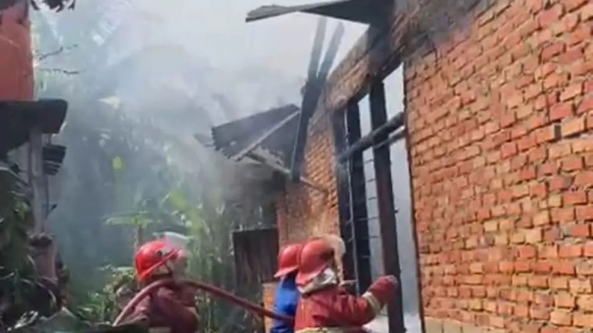 Personel Damkar memadamkan api yang membakar aebuah rumah semi permanen di Jalan Paten Jaya, RT 009/RW 004, Desa Penyesawan, Kecamatan Kampar, Kabupaten Kampar, Rabu (29/7/2026). (Damkar Kampar untuk Riaupos.co)