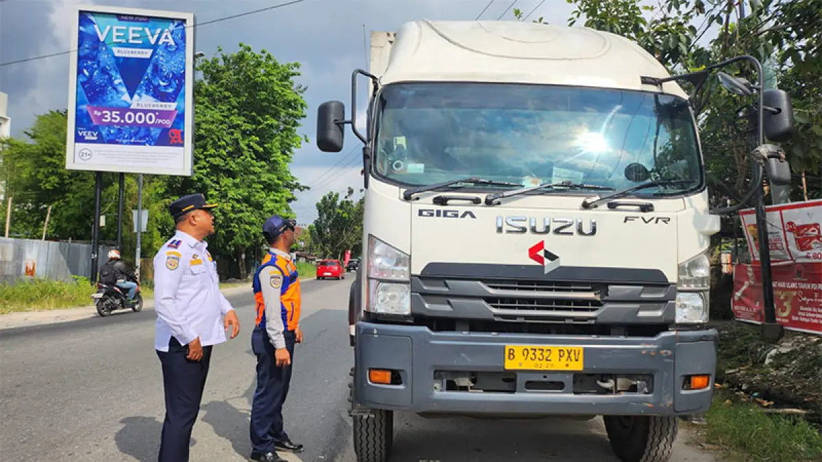 Petugas Dishub saat melakukan pengawasan truck bertonase besar di pertigaan Jalan Soekarno-Hatta- Jalan Riau, baru-baru ini. (Dishub Pekanbaru)