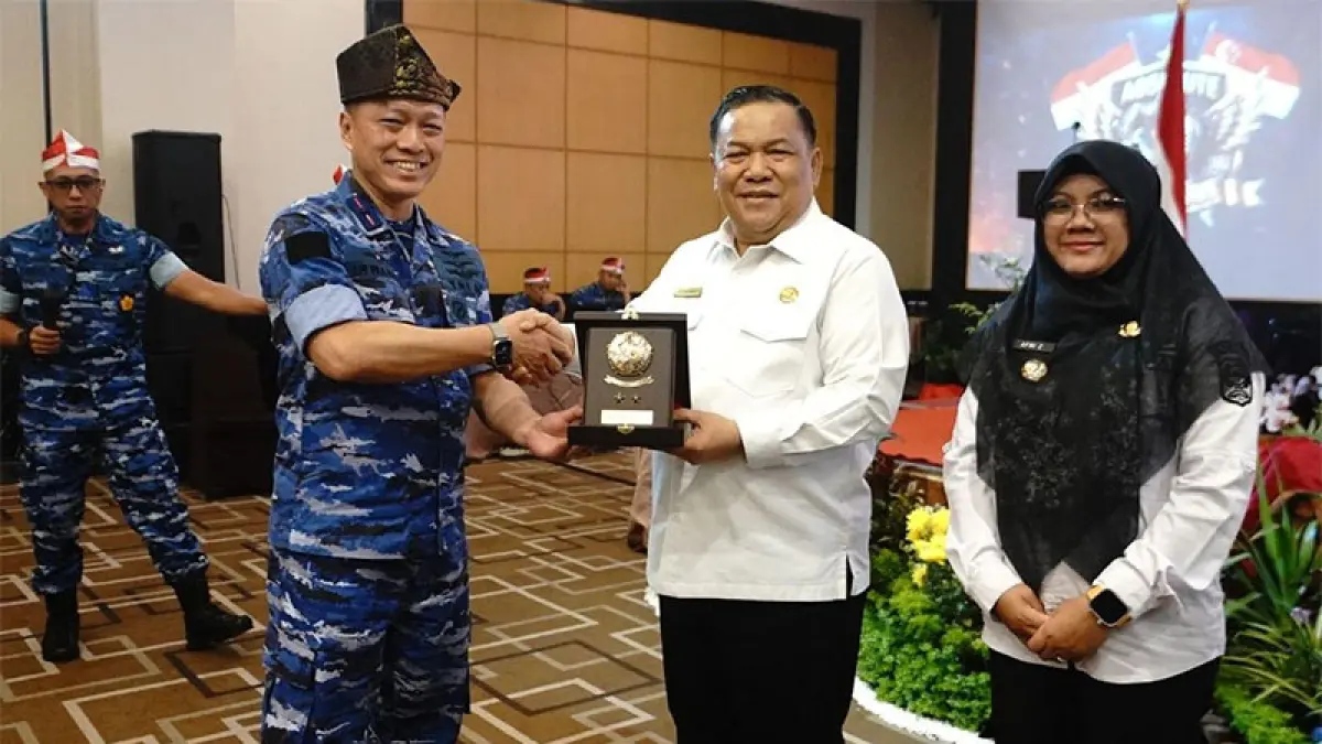 Plt Gubri SF Hariyanto menerima cenderamata saat menghadiri acara sarasehan Seskoau di Hotel Grand Jatra Pekanbaru, Rabu (29/7/2026). Ft Diskominfo Riau
