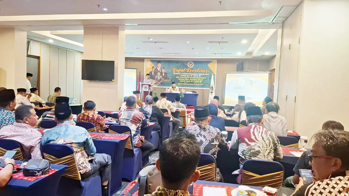 RAPAT: Kegiatan Rapat Koordinasi Evaluasi Penyelenggaraan Ibadah Haji 1447 H/2026 M di Hotel Batiqa Pekanbaru, Senin (27/7/2026). Rapat ini membahas pentingnya evaluasi menyeluruh untuk meningkatkan kualitas pelayanan jemaah. (joko susilo/riau pos)