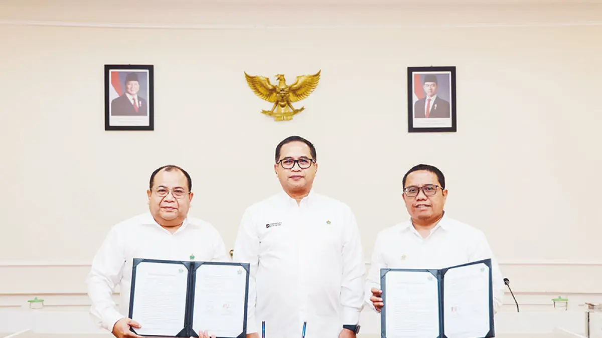 Region Head PTPN IV Regional III Bambang Budi Santoso (tengah) foto bersama usai serah terima jabatan Business Support Head yang dijabat oleh Argo (kanan) menggantikan Achmedi Akbar (kiri), Selasa (28/7/2026). (Humas PTPN IV Regional III untuk riau pos)

