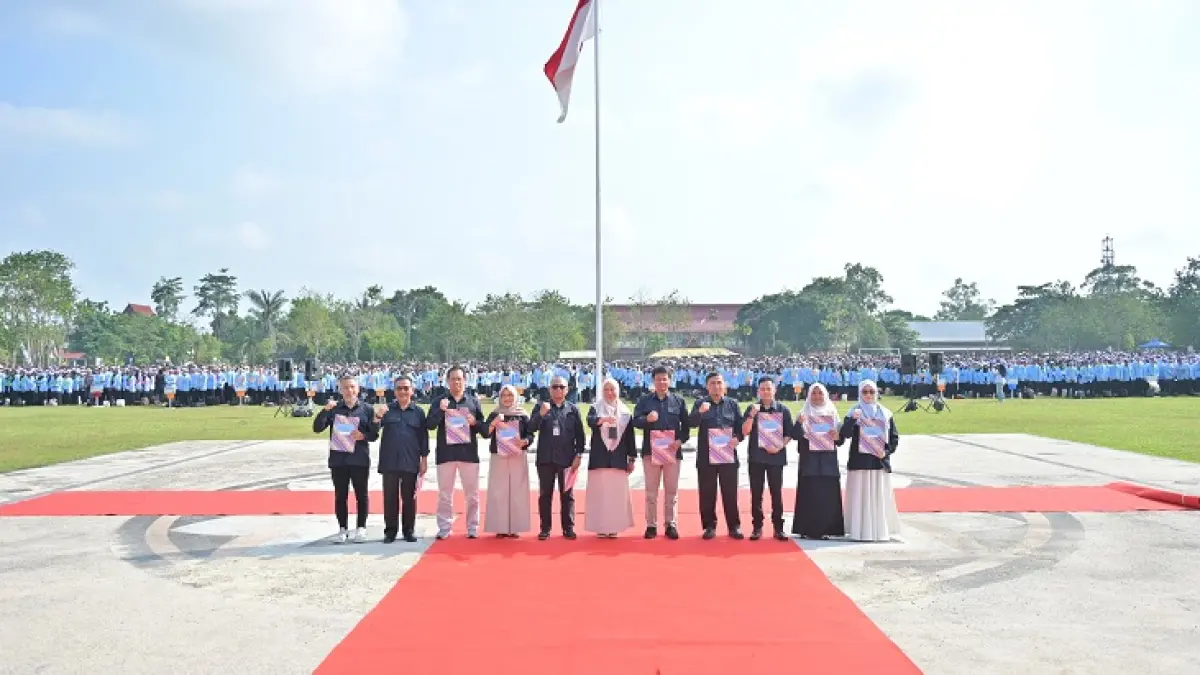 Rektor Unri Prof Dr Sri Indarti SE MSi foto bersama&nbsp; dengan dekan saat penyerahan mahasiswa baru dari universitas ke fakultas, Rabu (29/7/2026).(HERIANTO BASERAH/RIAU POS)