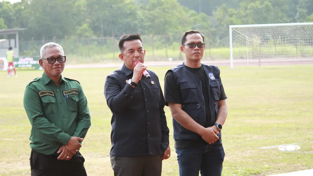 Sekdakab Inhu, Zulfahmi Adrian didampingi Kadisporapar Inhu, Ahmad Syukur dan Direktur Kompetensi PSSI Riau, Isnaini pada acara pembukaan piala Soeratin U-17 2026 di Stadion Batu Canai Rengat Barat, Inhu, Selasa (28/7/2026).(KASMEDI/RIAUPOS.CO)