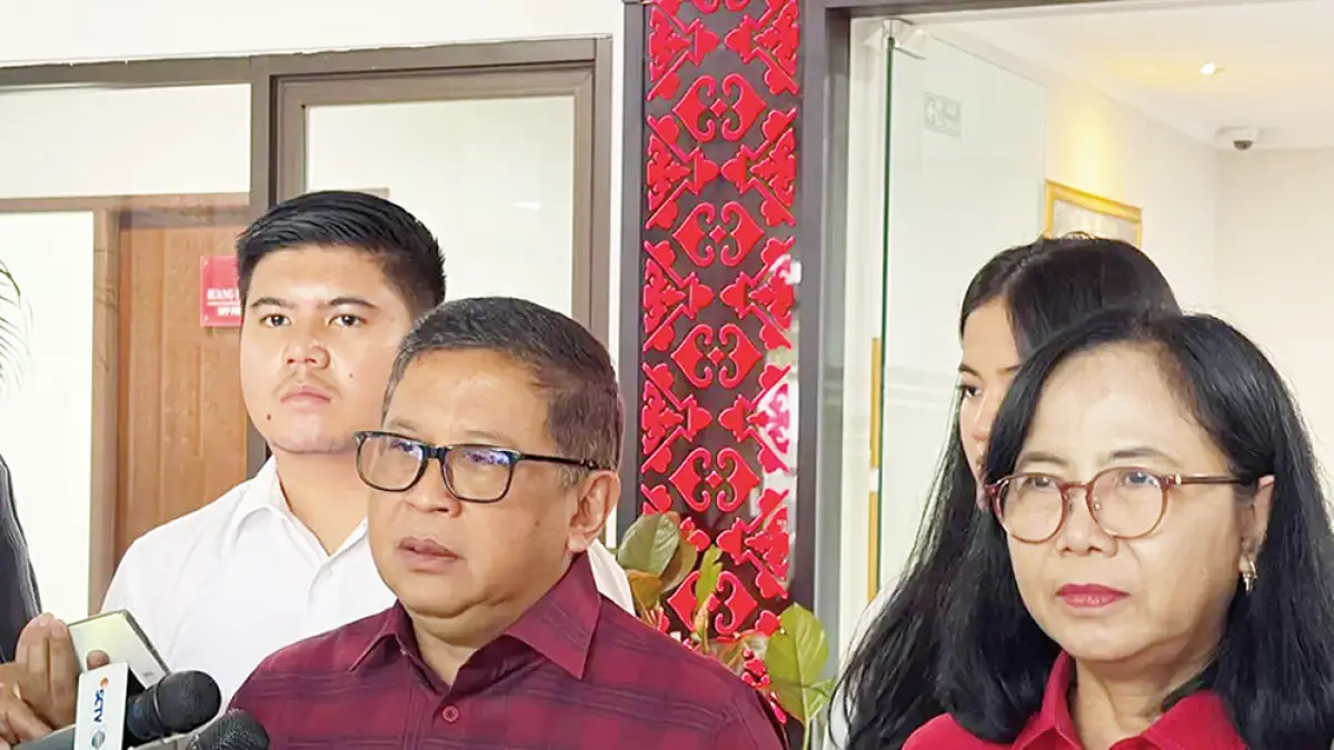 Sekretaris Jenderal PDI Perjuangan Hasto Kristiyanto (dua kiri) memberikan keterangan kepada wartawan  di Sekolah Partai PDIP, Lenteng Agung, Jakarta Selatan, Selasa (28/7/2026). (Muhamad Ridwan/Jawa Pos)