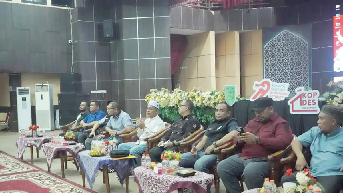 SOSIALISASI: Para pedagang Pasar Yos Sudarso saat mengikuti sosialisasi serta verifikasi data di Gedung Engku Kelana, Tembilahan, Senin (27/7/2026) malam. (*2/RIAU POS)