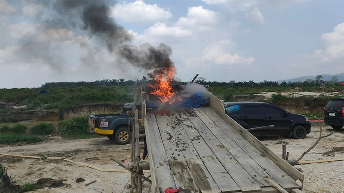 Tim gabungan Polres Kuansing dan Polda Riau membakar rakit PETI yang ditemukan di kawasan PT Karya Tama Bakti Mulya (KTMB) Desa Pantai Kecamatan Kuantan Mudik, Rabu (29/7/2026). Foto Polres Kuansing