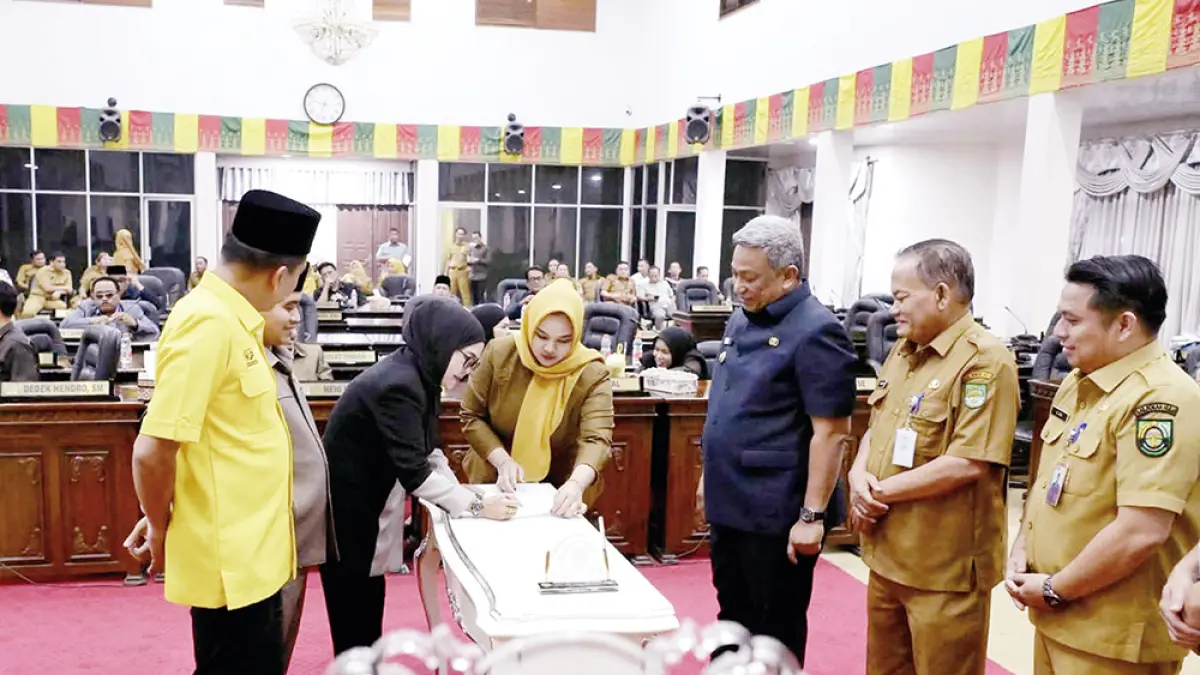 MENYAKSIKAN: Bupati Rohul Anton didampingi Pj Sekda Rohul H Yusmar menyaksikan penandatanganan berita acara persetujuan Ranperda Pertanggungjawaban APBD 2025 menjadi Perda oleh Ketua DPRD Rohul Hj Sumiartini, Senin (27/7/2026) malam di ruang rapat paripurna Gedung DPRD Rohul. (Dinas Kominfo Rohul untuk Riau Pos)