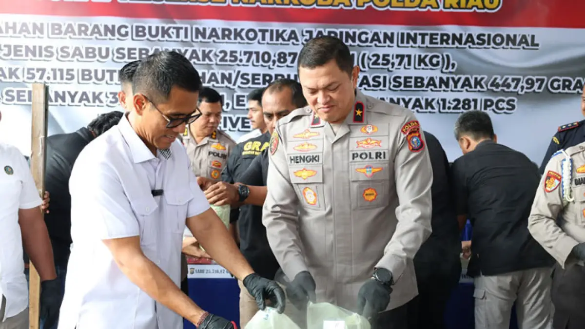 Wakapolda Riau Brigjen Pol Hengki Haryadi (kanan) bersama Dirnarkoba Polda Riau Kombes Pol Putu Yudha Prawira saat pemusnahan barang bukti narkoba, Rabu (29/7/2026). (Istimewa)
