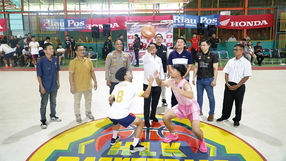 Staf Ahli Bidang Hukum dan Politik&nbsp; Pemko Dumai Hermanto Usman (tengah) didampingi Direktur Riau Pos Asmawi Ibrahim (dua kiri), Promotion Section Head PT Capella Dinamik Nusantara Haryanto Budhiman (tiga kanan), pimpinan Capella Honda Dumai&nbsp; Ahmad, PIC Dealer Honda Atat, Kapolsek Dumai Barat AKP Dedi Nofarizal, Ketua Zona II DPD Perbasi Riau Riko Adinata, PASI INTEL Kodim 0320 Dumai Kapten Infantri Ediyanto, dan Ketua Klub Basket HLK Wandy melakukan jump ball saat pembukaan Riau Pos-HSBL 2026 Seri Dumai di HLK Green Arena, Dumai, Rabu (29/7/2026). (MHD AKHWAN/RIAU POS)