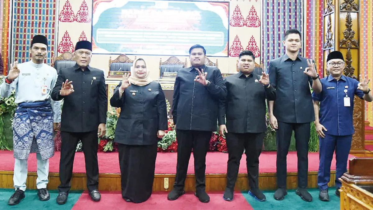 Bupati Bengkalis Kasmarni (tiga kiri) didampingi Sekretaris Daerah Ersan Saputra (paling kanan) foto bersama Ketua DPRD Bengkalis Septian Nugraha (tengah), Wakil Ketua I M Arsya Fadillah (tiga kanan), Wakil Ketua II Hendrik Firnanda Pangaribuan (dua kanan), Wakil Ketua III Misno (dua kiri), dan Sekretaris Dewan Rafiardi Saputra (kiri) usai sidang paripurna pengesahan LKPj APBD 2025 di Gedung DPRD Bengkalis, Rabu (29/7/2026). (ABU KASIM/RIAU POS)