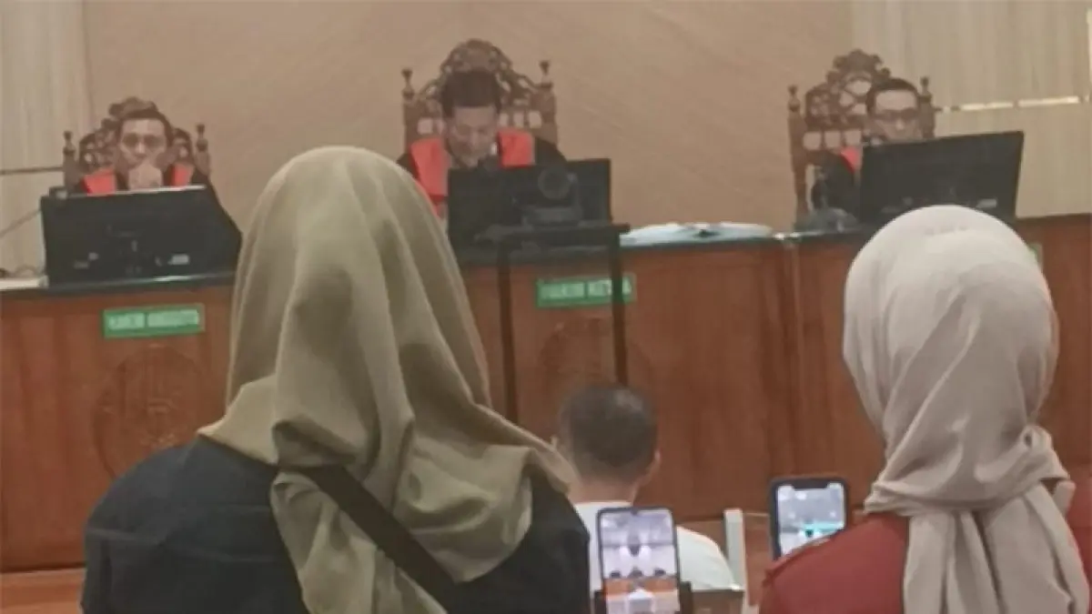 Arief Setiawan (duduk menghadap majelis hakim), menghadapi putusan di Pengadilan Tipikor Pekanbaru pada Kamis (30/7/2026). Foto Hendrawan Kariman
