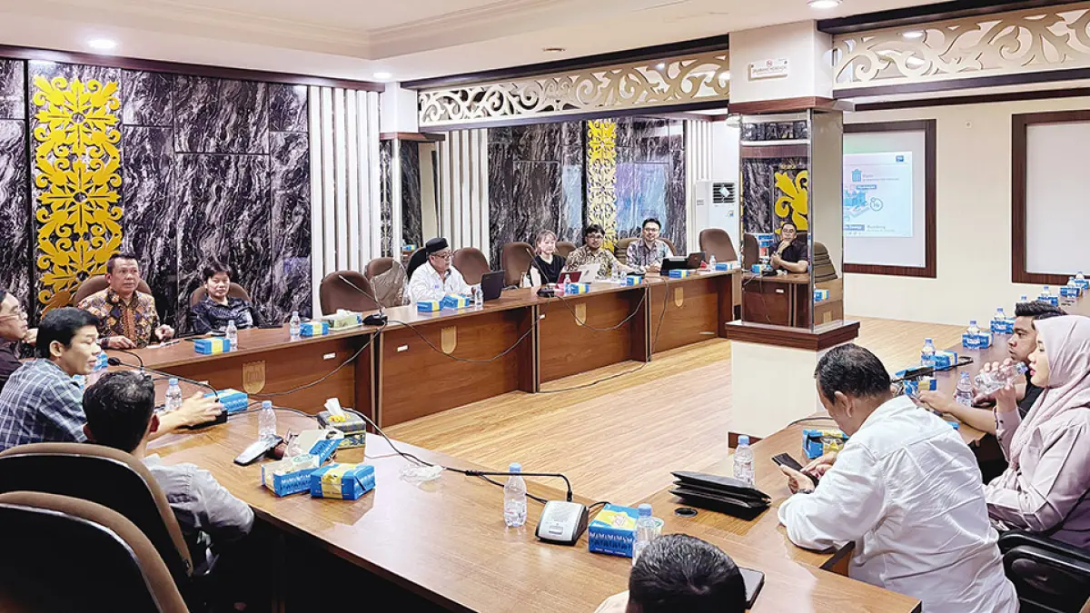 AUDIENSI: Komisi IV DPRD Kota Pekanbaru mendengarkan paparan rencana Biotechworks, perusahaan asal Jepang saat audiensi di gedung DPRD Pekanbaru, Rabu (29/7/2026). (hendrawan kariman/riau pos)