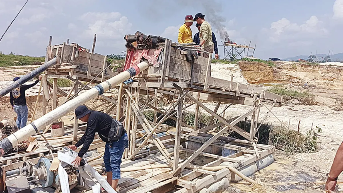 BAKAR PETI: Tim gabungan Polres Kuansing dan Polda Riau membakar rakit PETI yang ditemukan di kawasan PT Karya Tama Bakti Mulya (KTMB) Desa Pantai Kecamatan Kuantan Mudik, Kuantan Singingi, Rabu (29/7/2026). (Polres Kuansing untuk riau pos)