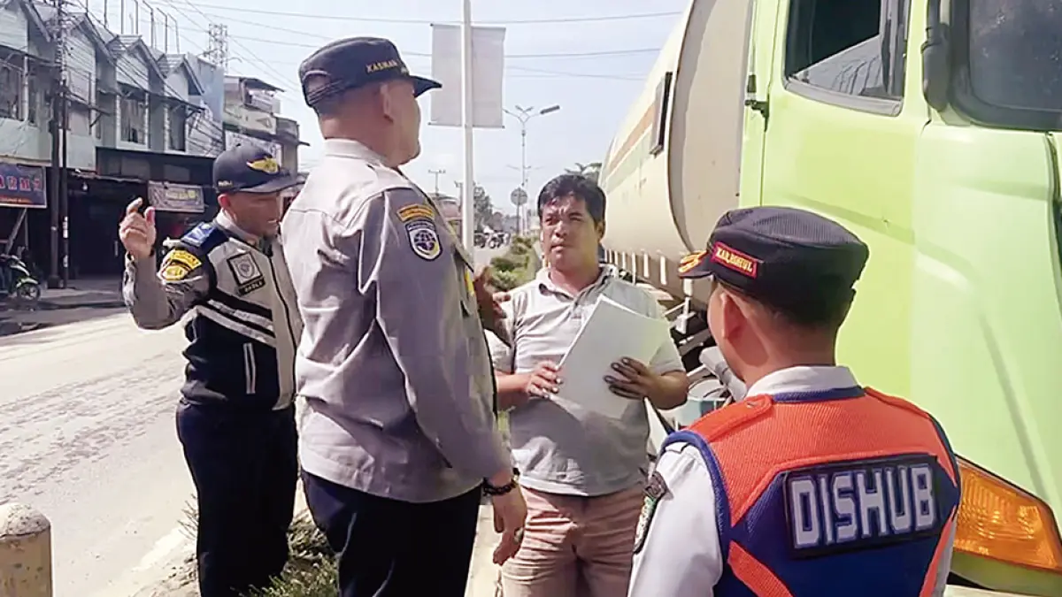 BERIKAN TEGURAN: Kasi MRLL sekaligus PPNS Dishub Rohul Kasman bersama personel Dishub Rohul memberikan teguran kepada sopir truk CPO yang melewati jalan lingkar Kecamatan Ujungbatu, Senin (27/7/2026). (Dishub Rohul untuk Riau Pos)
