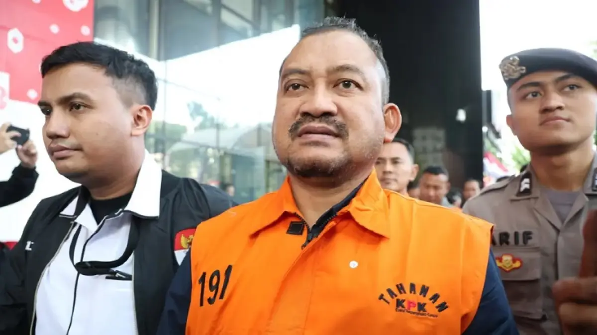 Bupati Pemalang Jawa Tengah Anom Widiyantoro dikawal menuju tahanan usai ditetapkan sebagai tersangka dalam pemeriksaan di Gedung Merah Putih KPK, Jakarta, Kamis (30/7/2026). (Dery Ridwansah/ JawaPos.com)
