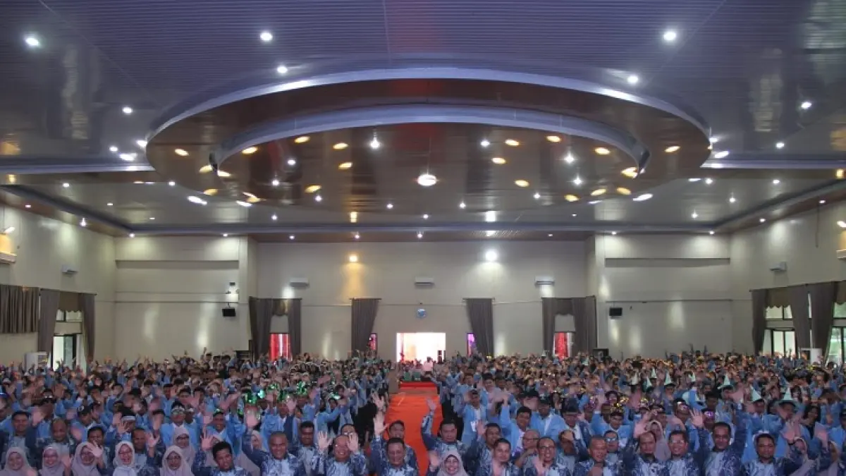 Civitas akademika FKIP Unri foto bersama usai pembukaan penyambutan mahasiswa baru pada PKKMB di Gedung M Diah Unri, Kamis (30/7/2026). (Humas FKIP Unri untuk Riau Pos)