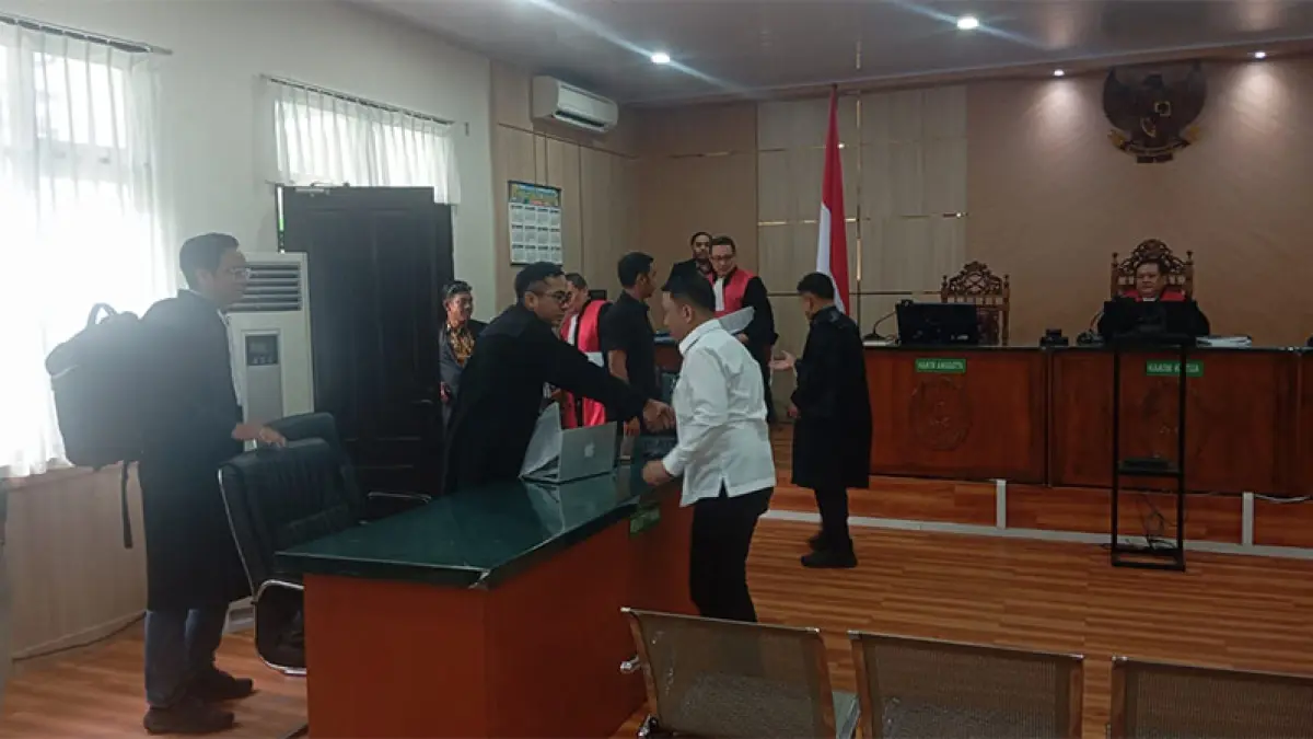 Dani M Nursalam bersalaman dengan JPU KPK usai pembacaan putusan sidang di Pengadilan Tipikor PN Pekanbaru, Kamis (29/7/2026). BAYU SAPUTRA/RIAUPOS.CO
