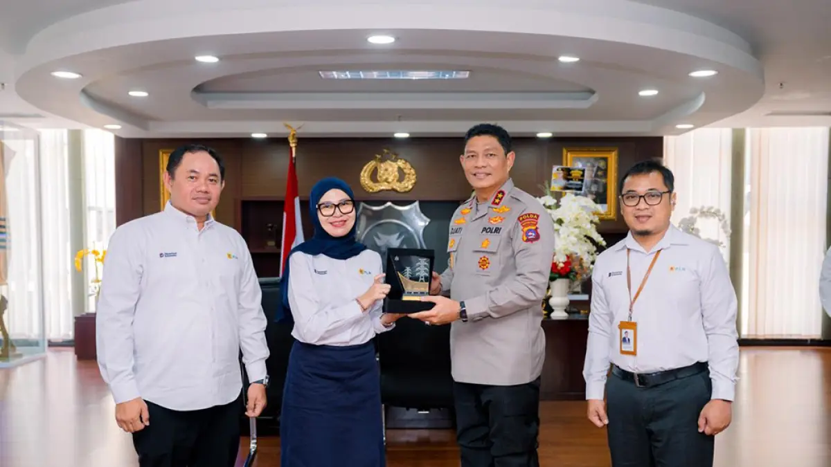 GM PT PLN (Persero) UID Sumatra Barat Ririn Rachmawardini bersama GM UIP Sumbagteng Achmadi Abbas dan GM UIP3B Sumatra Barat Elvanto menyerahkan cendera mata kepada kapolda Sumatra Barat, inspektur Jendral polisi Djati Wiyoto Abadhy, Senin (27/7/2026)(PT PLN (PERSERO)UNTUK RIAU POS)