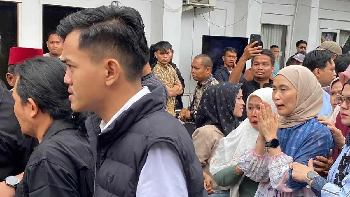  Emak-emak simpatisan Gubri nonaktif Abdul Wahid kecewa dengan keputusan hakim yang memberikan vonis dua tahun dan berharap tim kuasa hukum mengajukan banding. (Soleh Saputra/Riaupos.co)