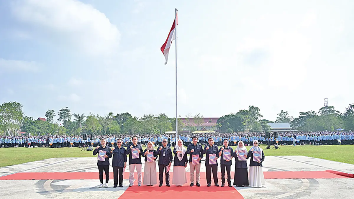 FOTO BERSAMA: Rektor Unri Prof Dr Sri Indarti SE MSi foto bersama dengan dekan saat penyerahan mahasiswa baru dari universitas ke fakultas, Rabu (29/7/2026). (HERIANTO BASERAH/RIAU POS)