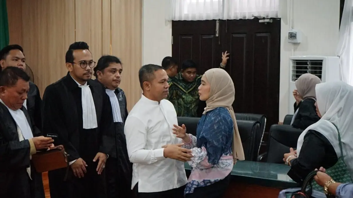 Gubernur Riau nonaktif Abdul Wahid memeluk istrinya usai pembacaan vonis kasus korupsi di Pengadilan Negeri Pekanbaru, Kamis (30/7/2026). (Evan Gunanzar/Riaupos.co)