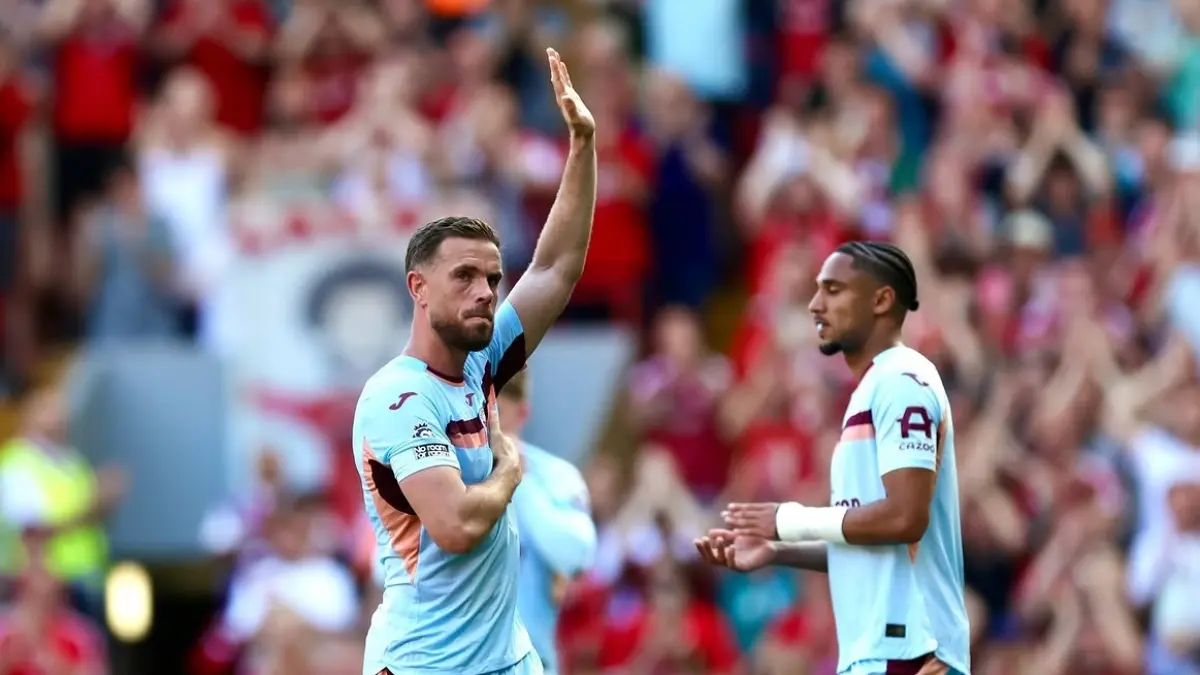 Jordan Henderson (kiri) telah meninggalkan Brentford setelah kesepakatan bersama tercapai untuk mengakhiri kontraknya. (Steph Chambers - FIFA/FIFA via Getty Images)