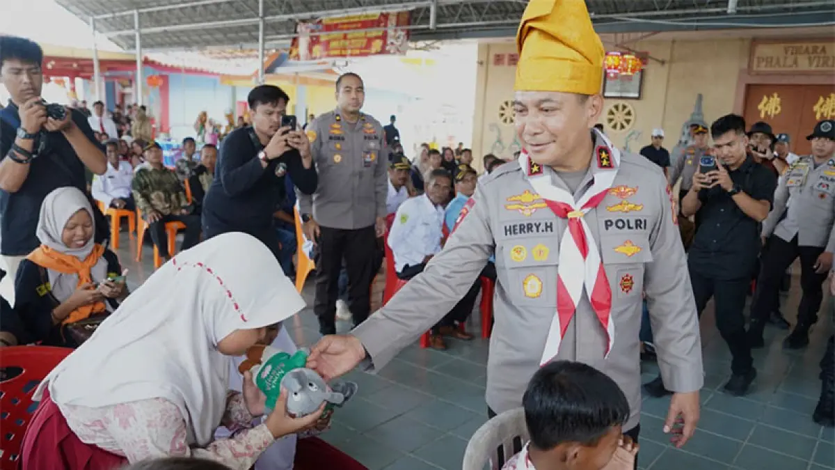 Kapolda Riau Irjen Pol Herry Heryawan bersalaman dengan murid SD di Kabupaten Indragiri Hilir, Kamis (30/7/2026). (Istimewa)