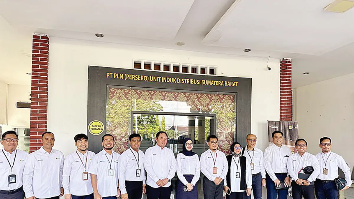 Karyawan PLN (Persero) foto bersama di sela kegiatan Sinergi Tiga General Manajer PLN Perkuat Sistem Kelistrikan yang Andal di Sumatera Barat,  beberapa waktu lalu. (PT PLN (Persero) untuk riau pos)
