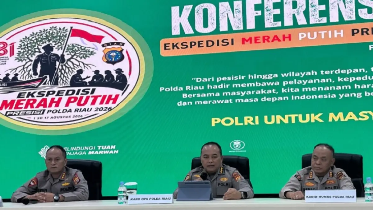 Kepala Biro Operasi (Karo Ops) Polda Riau Kombes Pol Ino Harianto (tengah) saat memimpin konferensi pers Ekspedisi Merah Putih Presisi 2026 di Mapolda Riau, Kamis (30/7/2026). (Afiat Ananda/Riaupos.co&nbsp;