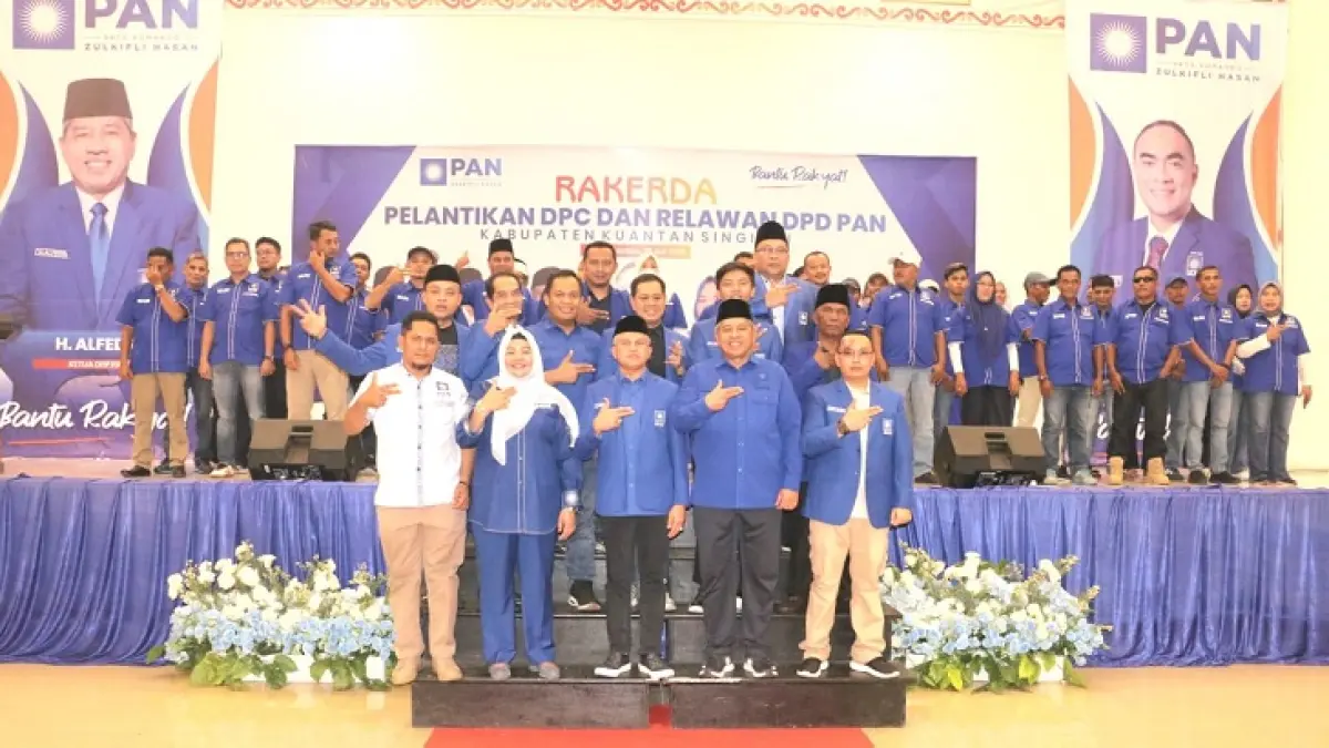 Ketua DPD PAN Kuansing, Hj Komperensi SP MSi, Ketua DPP PAN H Alfredi serta pengurus DPW PAN Riau, usai pelantikan DPC, Relawan DPD dan Rakerda I DPD PAN Kuansing di Gedung Abdul Rauf Telukkuantan, Rabu (29/7/20269. (Istimewa)