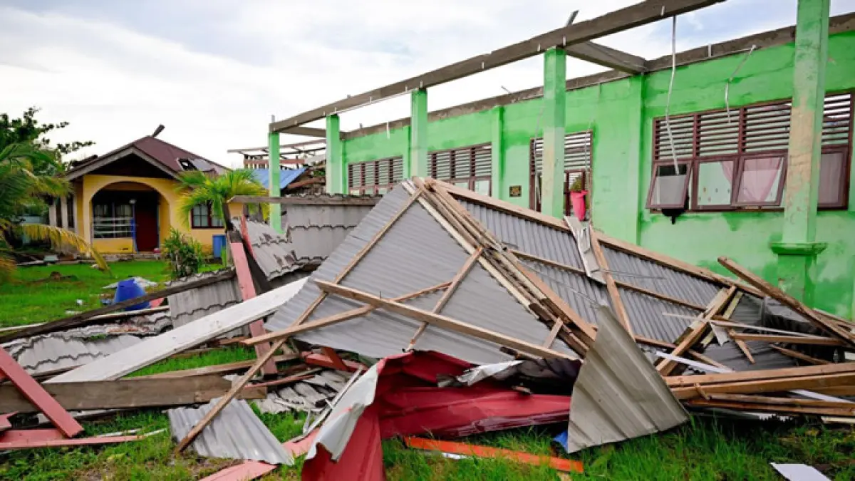 Kondisi bangunan SMPN 1 Bandar Laksamana yang diterjang angin puting beliung beberapa bulan lalu bakal diperbaiki melalui anggaran APBN 2026. (Istimewa)