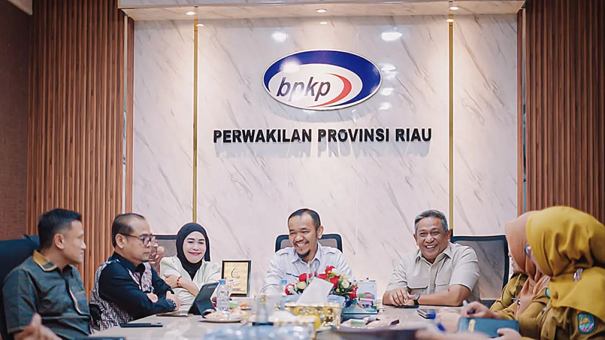 KONSULTASi KE BPKB: Bupati Rohul Anton bersama Ketua DPRD Rohul Hj Sumiartini bersama rombongan melakukan konsultasi ke BPKP Perwakilan Riau di Pekanbaru, Selasa (28/7/2026) petang. (Dinas Kominfo Rohul untuk Riau Pos)