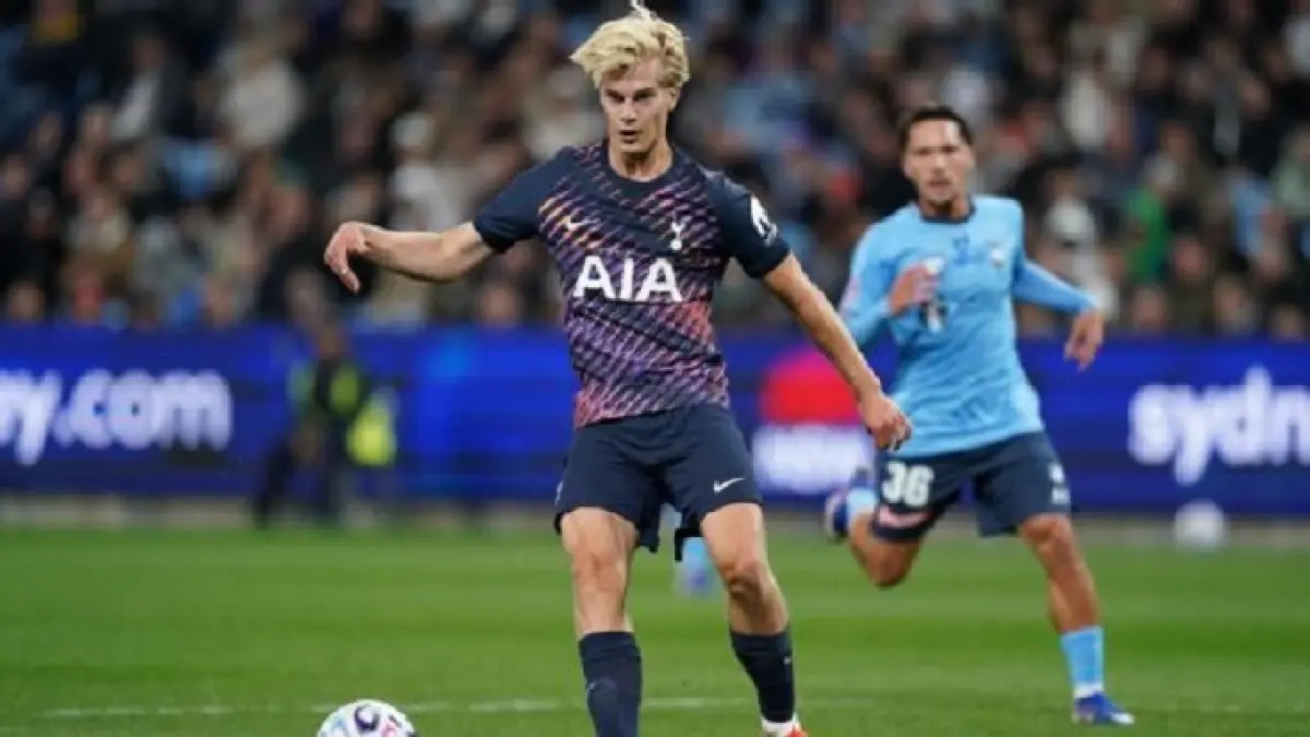 Lucas Bergvall beraksi untuk Tottenham melawan Sydney FC. (Robbie Stephenson/PA Images via Getty Images)