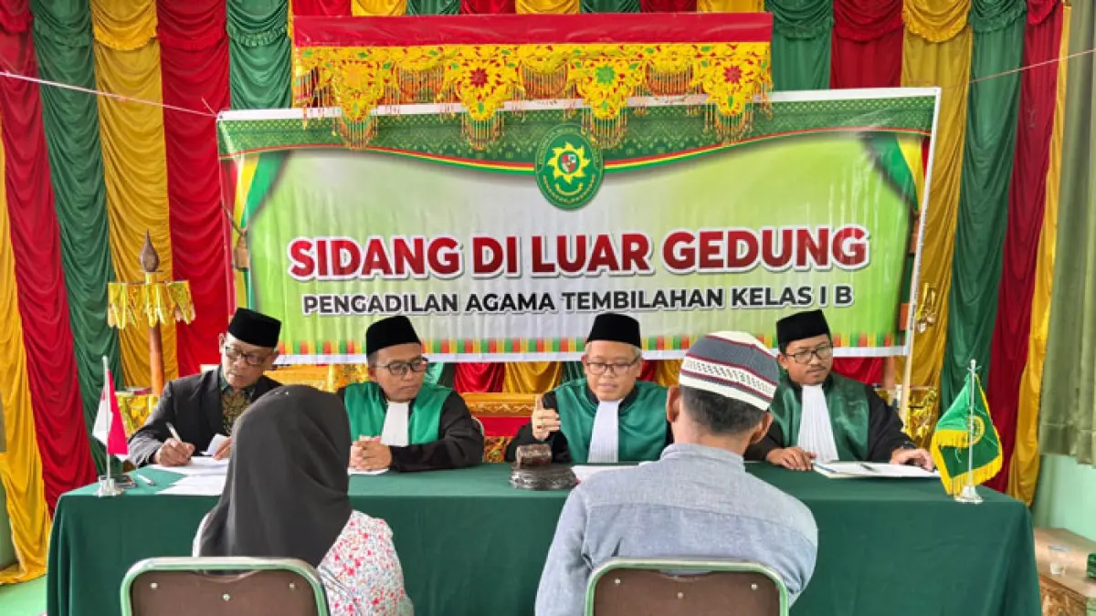 Majelis hakim dipimpin Wakil Ketua Pengadilan Agama (PA) Tembilahan, H Fahrurrozi gelar sidang di luar gedung pengadilan untuk memeriksa permohonan itsbat nikah masyarakat di Kantor KUA Kecamatan Reteh, Kamis (30/7/2026). (Istimewa)