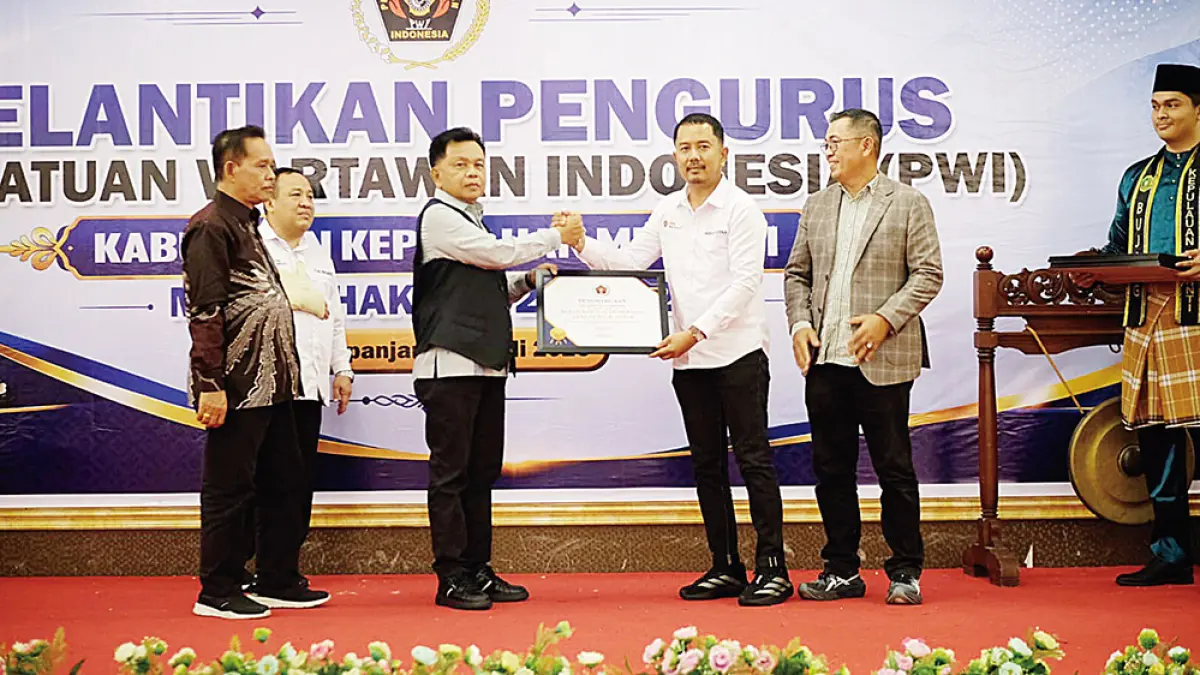 PELANTIKAN: Prosesi rangkaian pelantikan Pengurus PWI Kepulauan Meranti yang dihadiri Bupati H Asmar dan unsur forkopimda di Hall Grand Meranti, Rabu (29/7/2026). (wira saputra/riau pos)