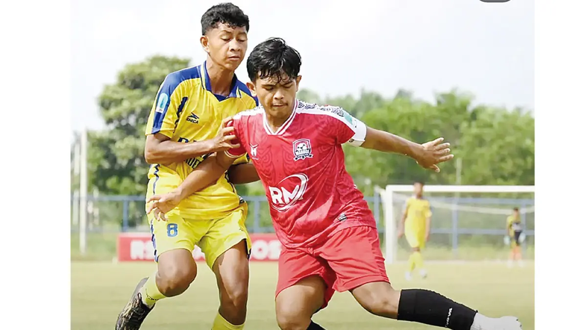 Pemain Manroe FC (kanan) dan Dales Akademi Dumai berebut bola dalam laga semifinal Piala Soeratin U-15 Zona Riau 2026 di Stadion Gelora Hangtuah Center Tenayan Raya, Pekanbaru, Rabu (29/7/2026). (IG PSSI RIAU)
