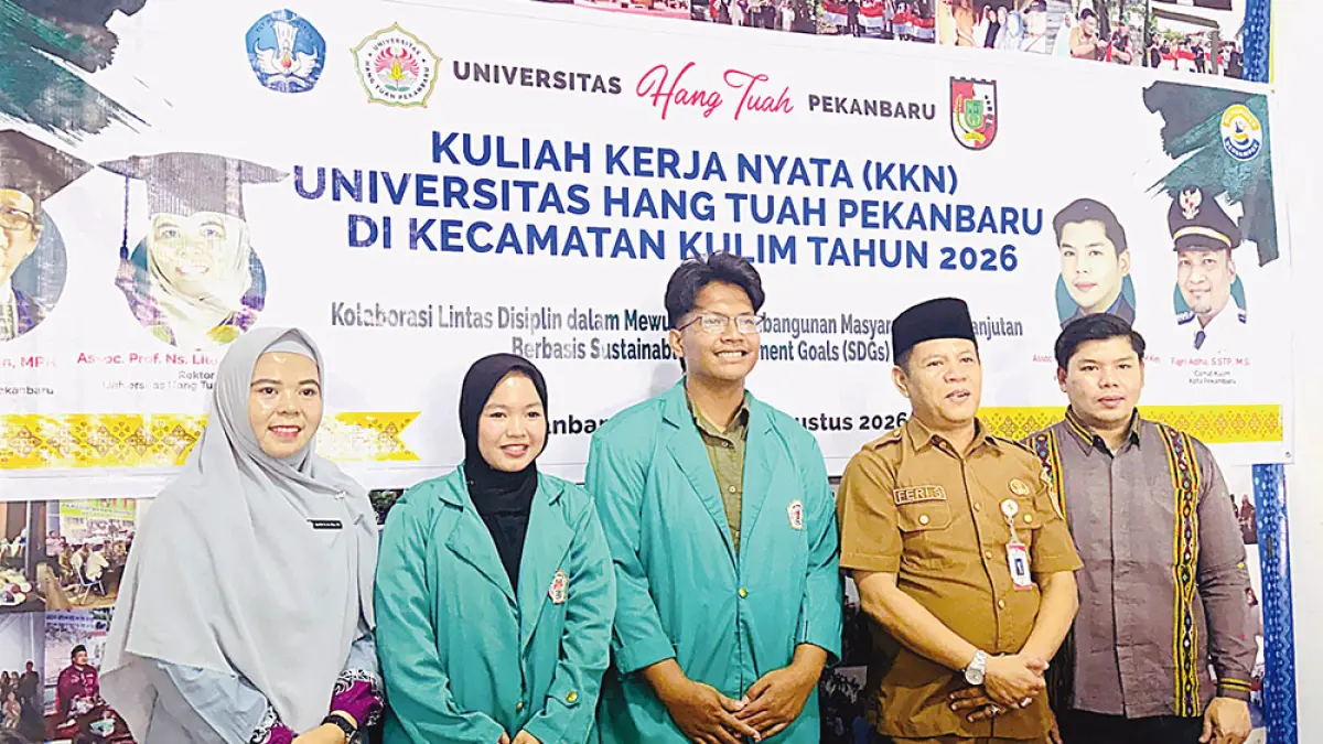 PENYERAHAN: Rektor UHTP bersama jajaran dan pemerintah Kecamatan Kulim saat penyerahan 295 mahasiswa peserta KKN UHTP Tahun 2026 secara simbolis, Selasa (28/7/2026). (UHTP untuk riau pos)