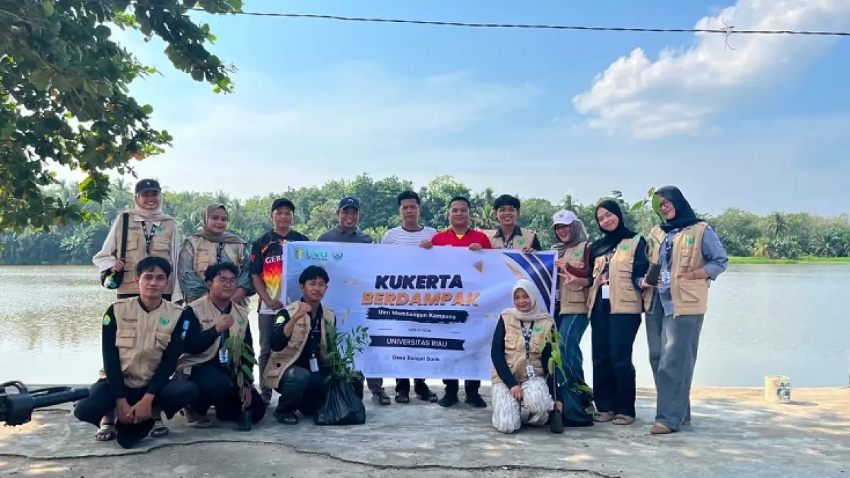Perangkat Desa Sungai Sorik dan mahasiswa KKN Universitas Riau usai melaksanakan program desa hijau, Rabu (29/7/2026). (Istimewa)