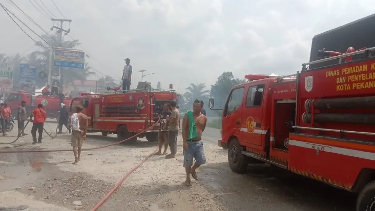 Petugas saat melakukan upaya pemadaman kios semipermanen di Rumbai Barat, Rabu (29/7/2026). (Damkar kota Pekanbaru)